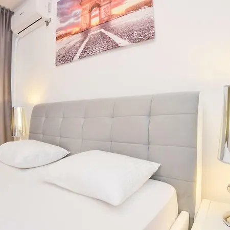Square Apartment
