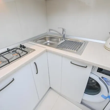 Square Apartment *
