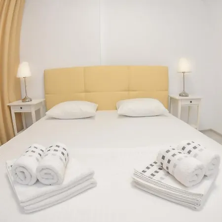 Square Apartment *